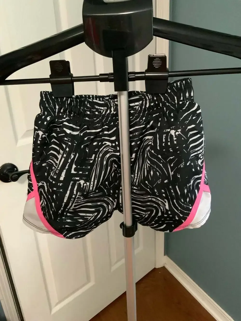 Under Armour Athletic Shorts Girls Size 6 Black Pink White Abstract